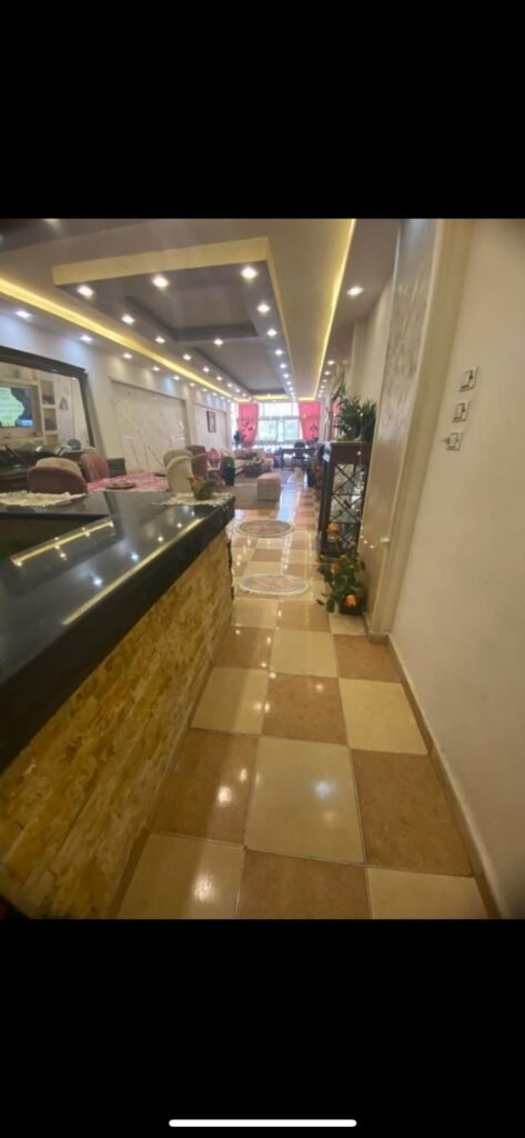 شقة مفروشة للإيجار الشهري في البيطاش، العجمي – 170 م² و3 غرف - صورة 3 من 6